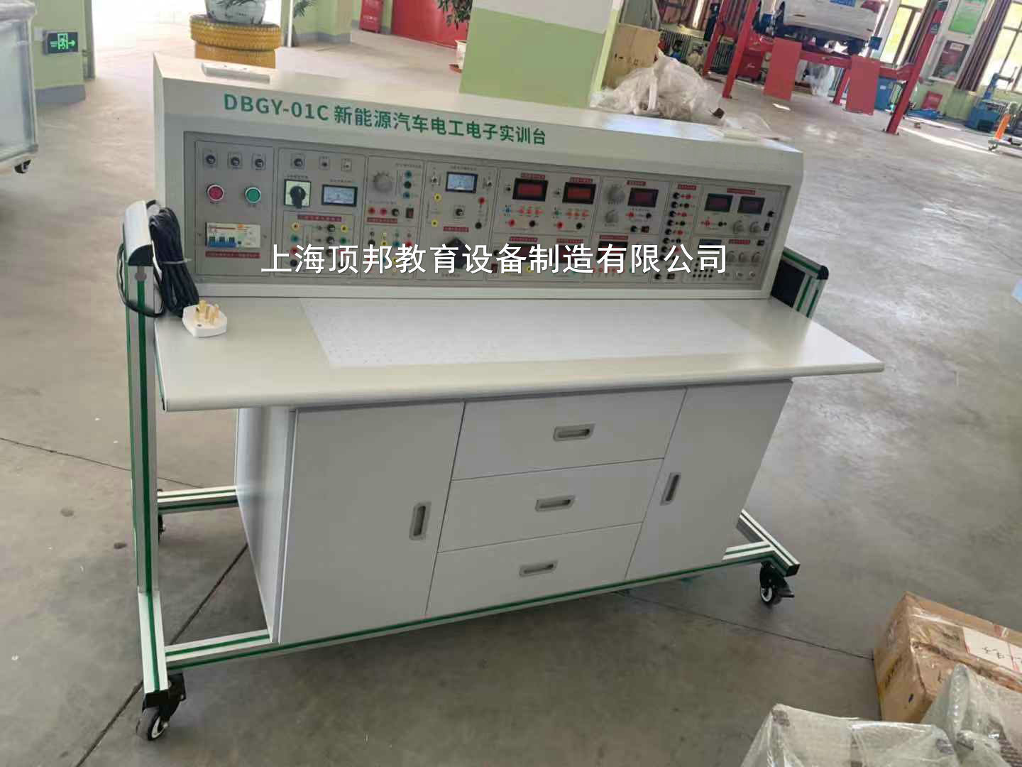 新能源汽車(chē)電工電子實(shí)訓(xùn)臺(tái)