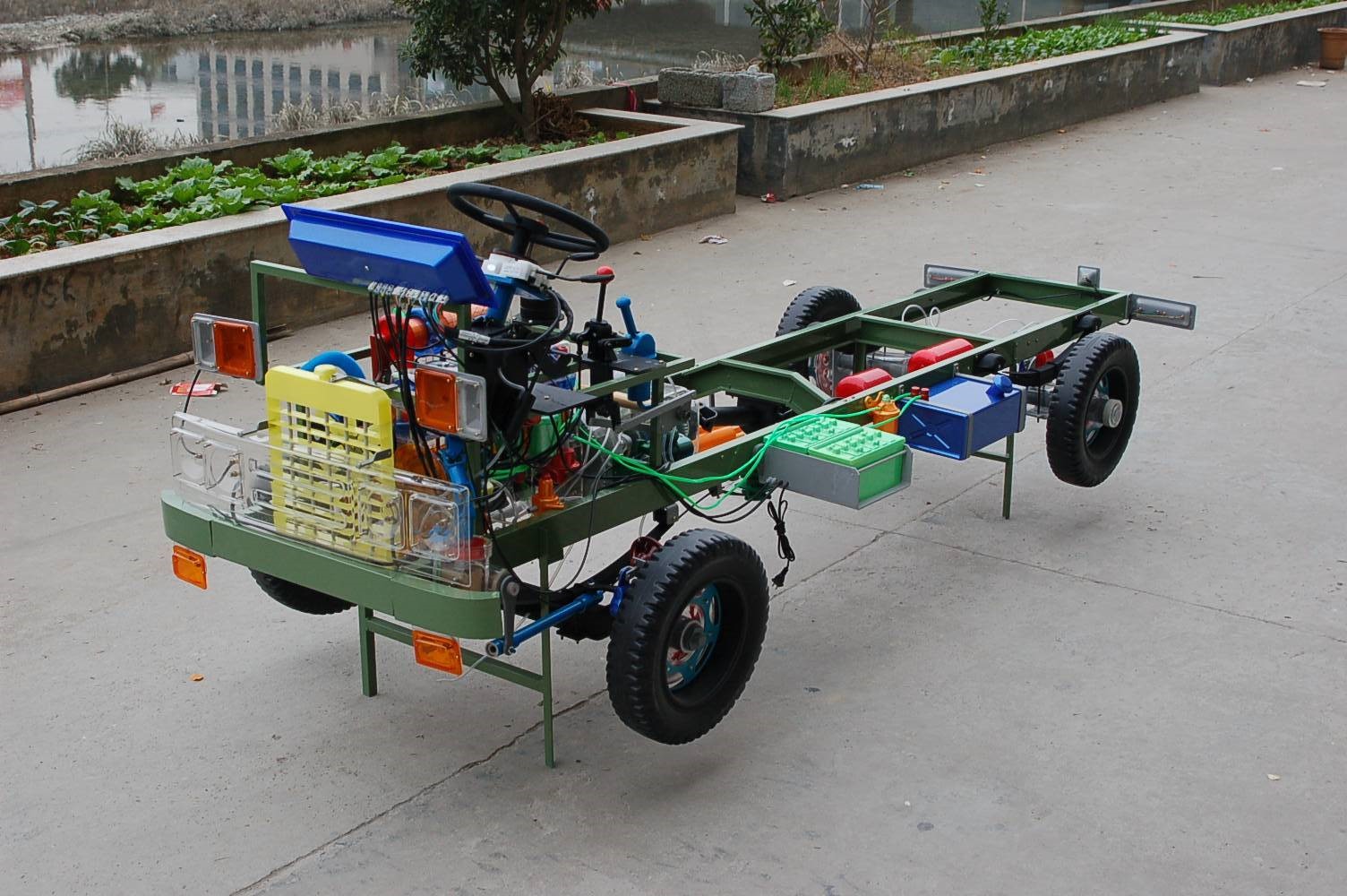 東風(fēng)EQ1118G型透明整車教學(xué)模型