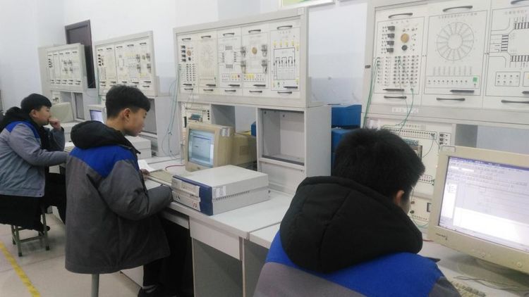 電氣自動化控制技術(shù)實訓(xùn)室簡介(圖2) 電氣自動化控制技術(shù)實訓(xùn)室簡介(圖2)