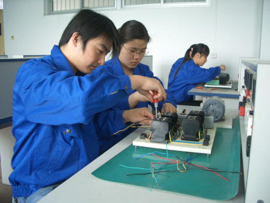 電氣自動化控制技術(shù)實訓(xùn)室簡介(圖1) 電氣自動化控制技術(shù)實訓(xùn)室簡介(圖1)