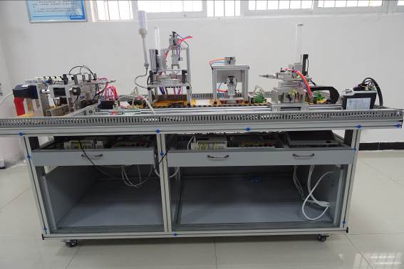 自動化生產(chǎn)線實訓室介紹(圖3) 自動化生產(chǎn)線實訓室介紹(圖3)