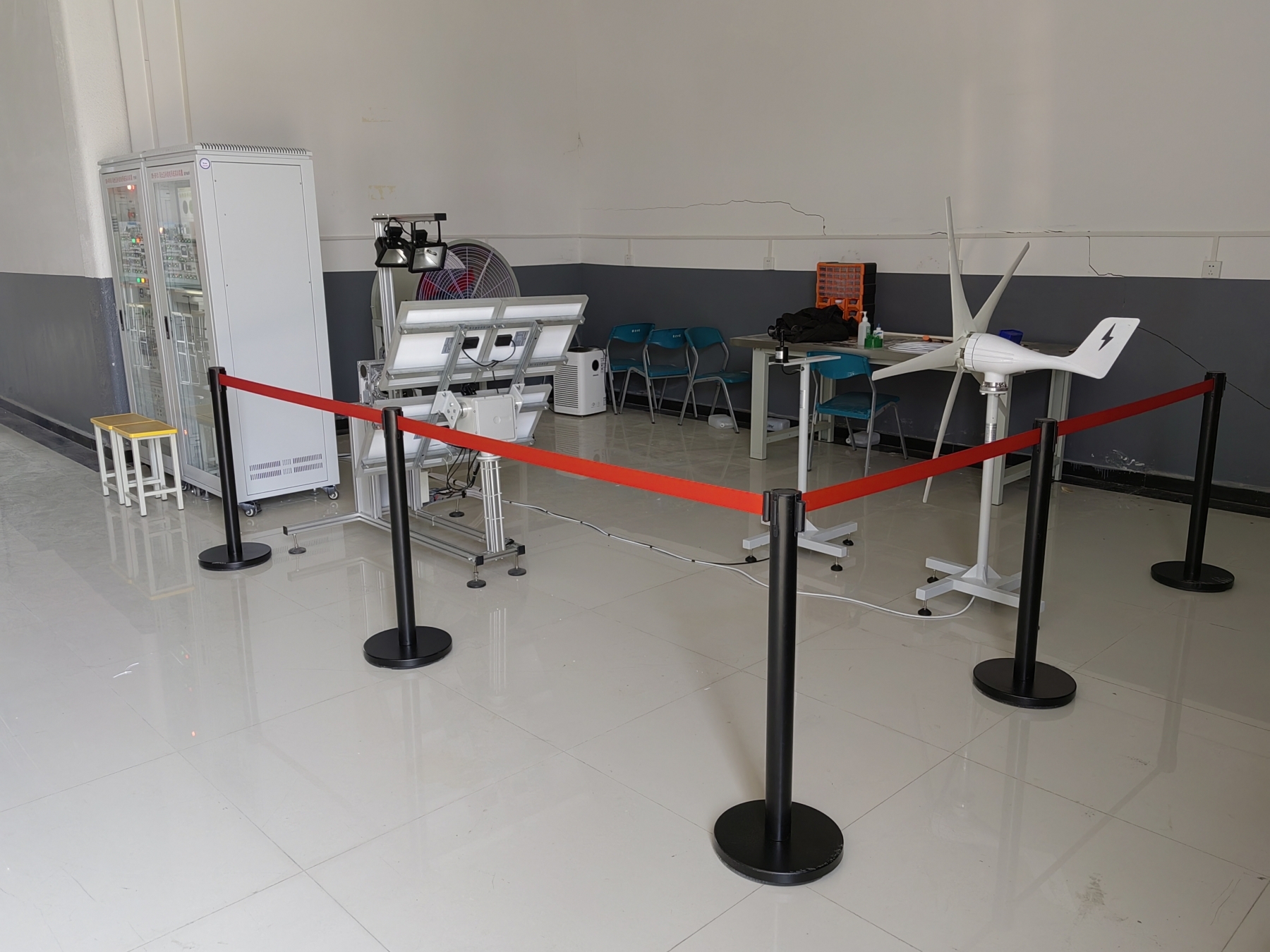 風光互補發(fā)電系統(tǒng)實訓裝置(圖2) 風光互補發(fā)電系統(tǒng)實訓裝置