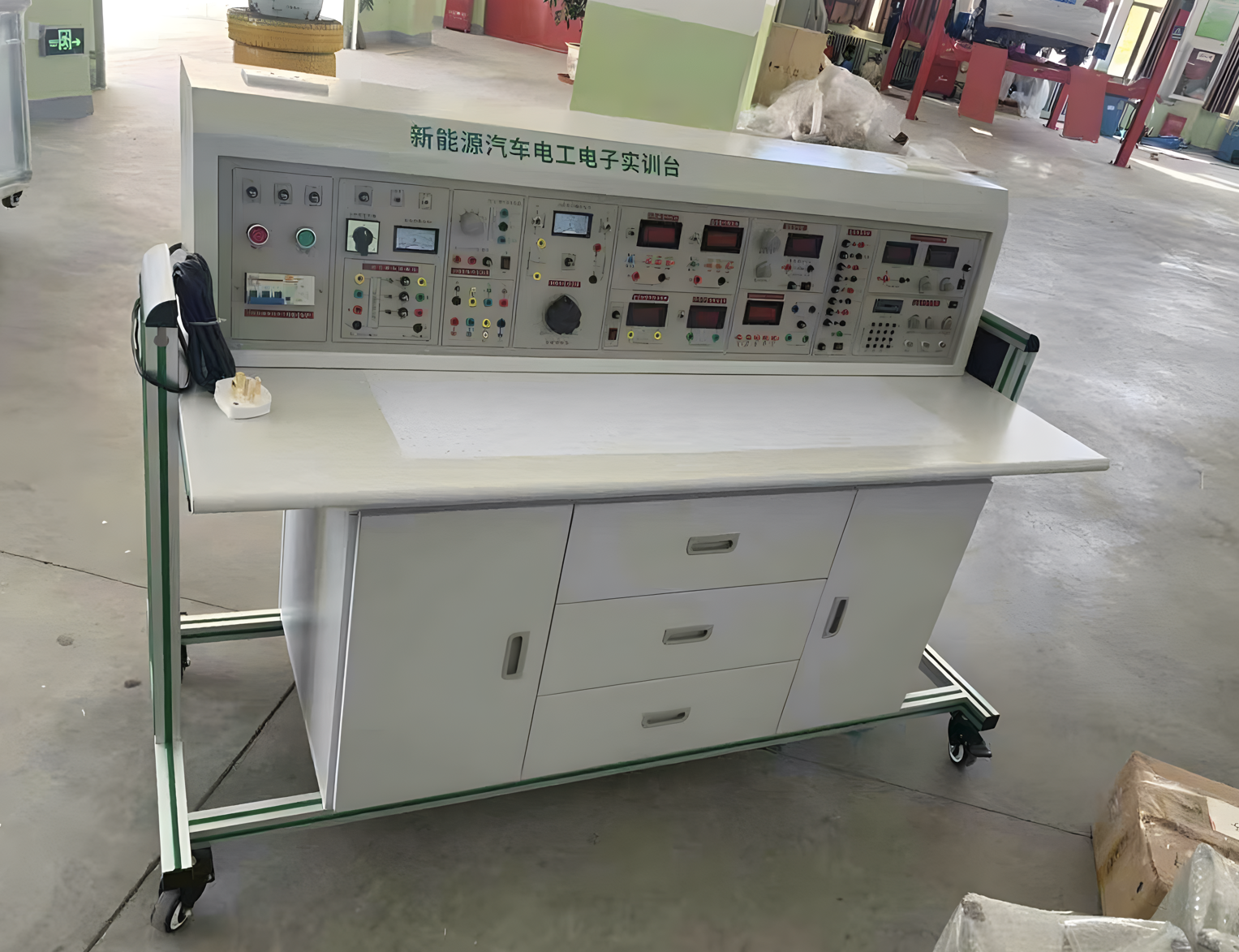 新能源汽車電工電子實(shí)訓(xùn)臺(tái)
