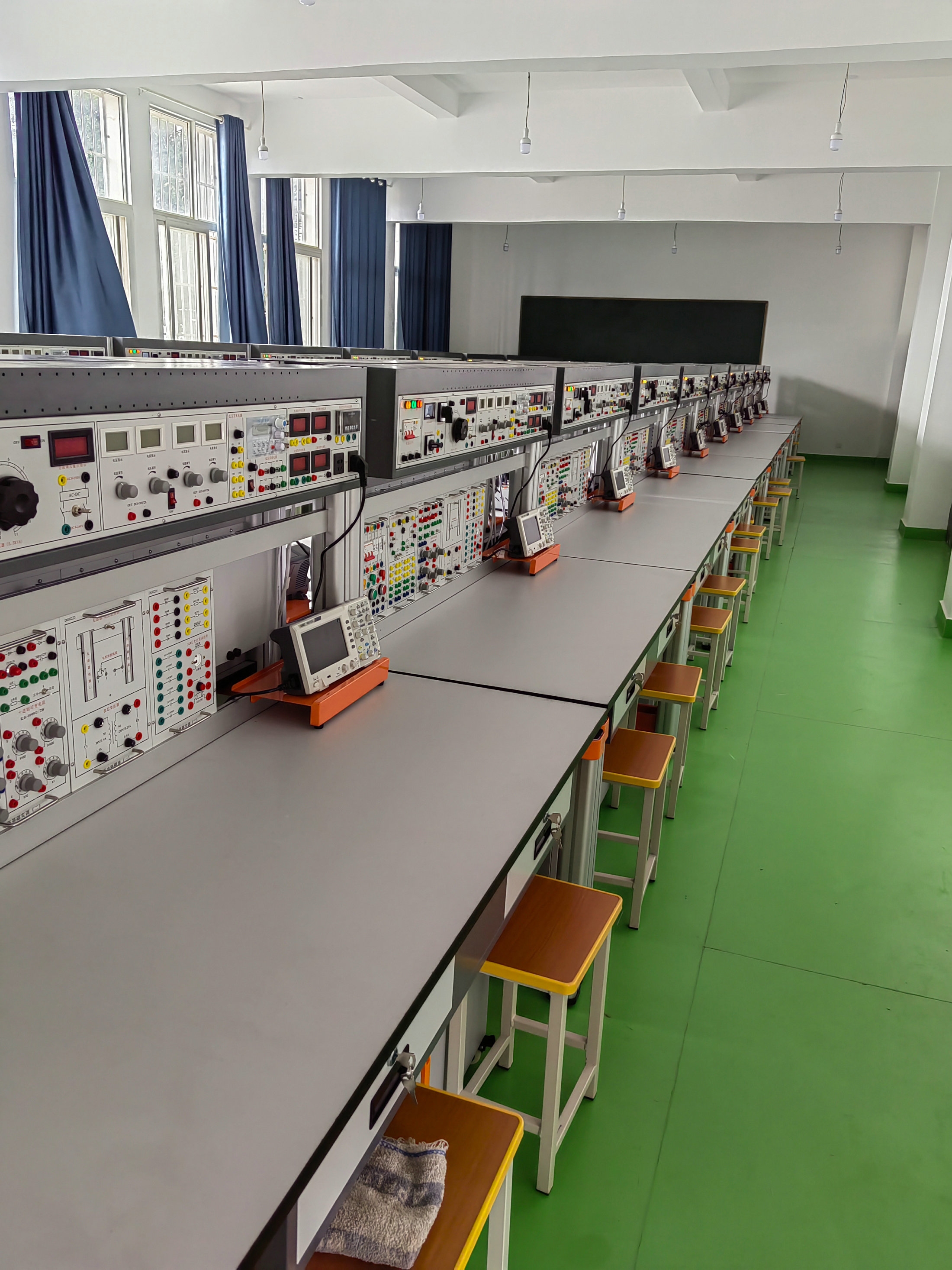 電工電子電拖實(shí)訓(xùn)考核裝置