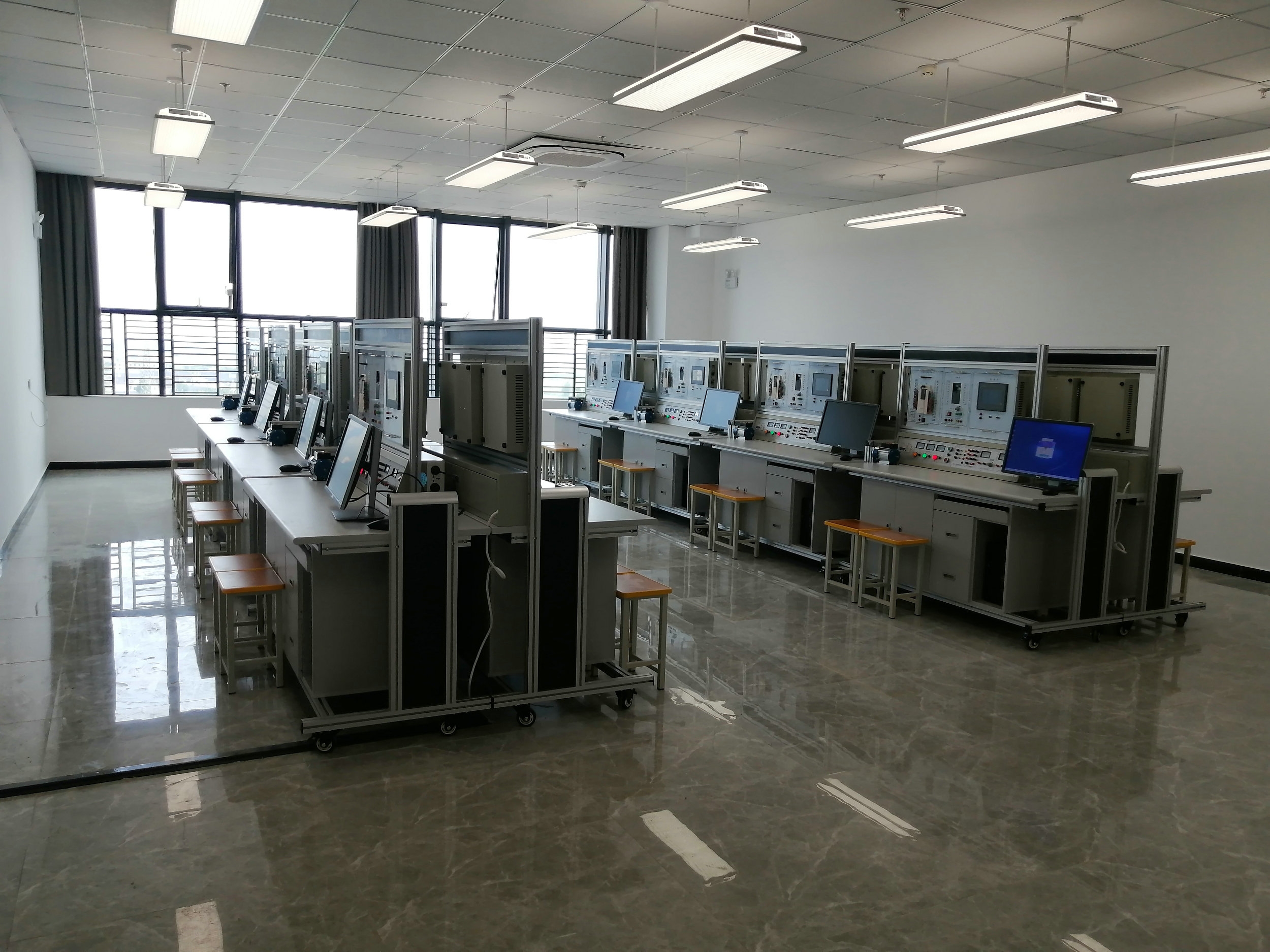 網(wǎng)絡(luò)型PLC可編程控制器實(shí)驗(yàn)裝置