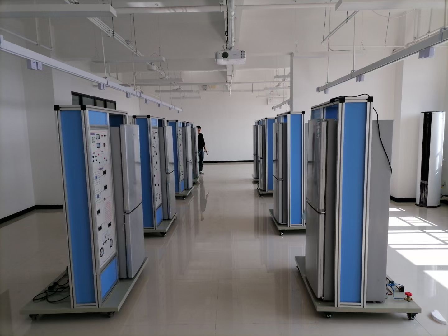 電冰箱制冷系統(tǒng)實訓考核裝置(圖2) 電冰箱制冷系統(tǒng)實訓考核裝置