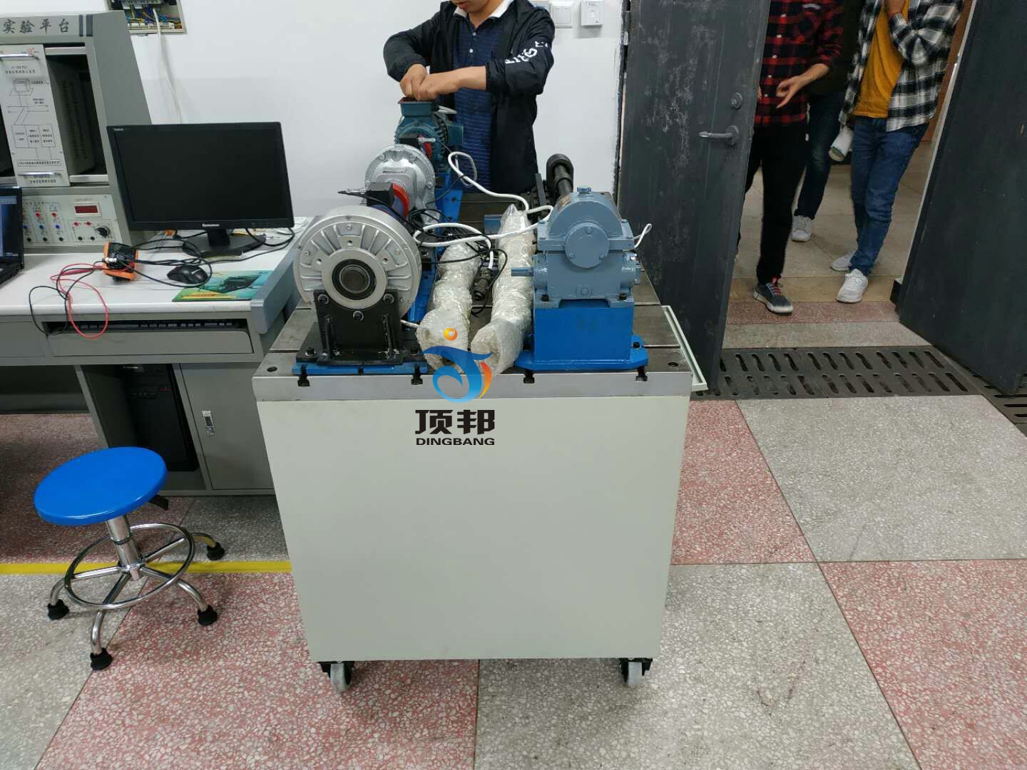 機(jī)械傳動(dòng)方案創(chuàng)意組合及參數(shù)分析實(shí)驗(yàn)臺(tái)(圖2) 機(jī)械傳動(dòng)方案創(chuàng)意組合及參數(shù)分析實(shí)驗(yàn)臺(tái)