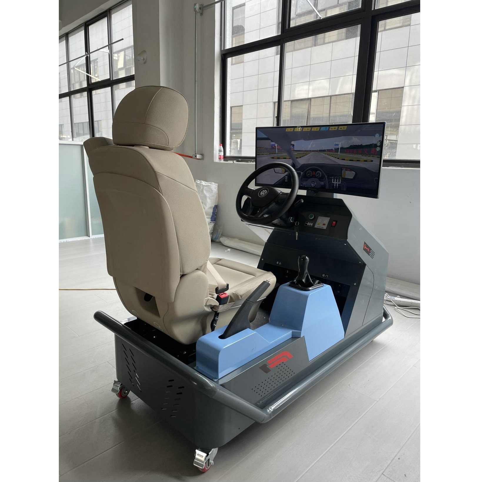 汽車模擬駕駛室建設(shè)方案(圖1) 汽車駕駛模擬器