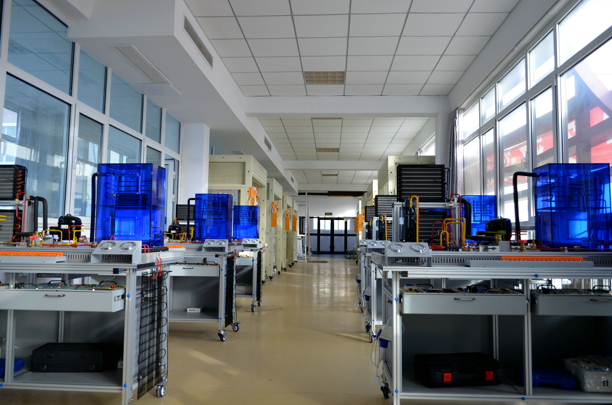 現(xiàn)代制冷與空調(diào)系統(tǒng)技能實(shí)訓(xùn)裝置(圖2) 現(xiàn)代制冷與空調(diào)系統(tǒng)技能實(shí)訓(xùn)裝置