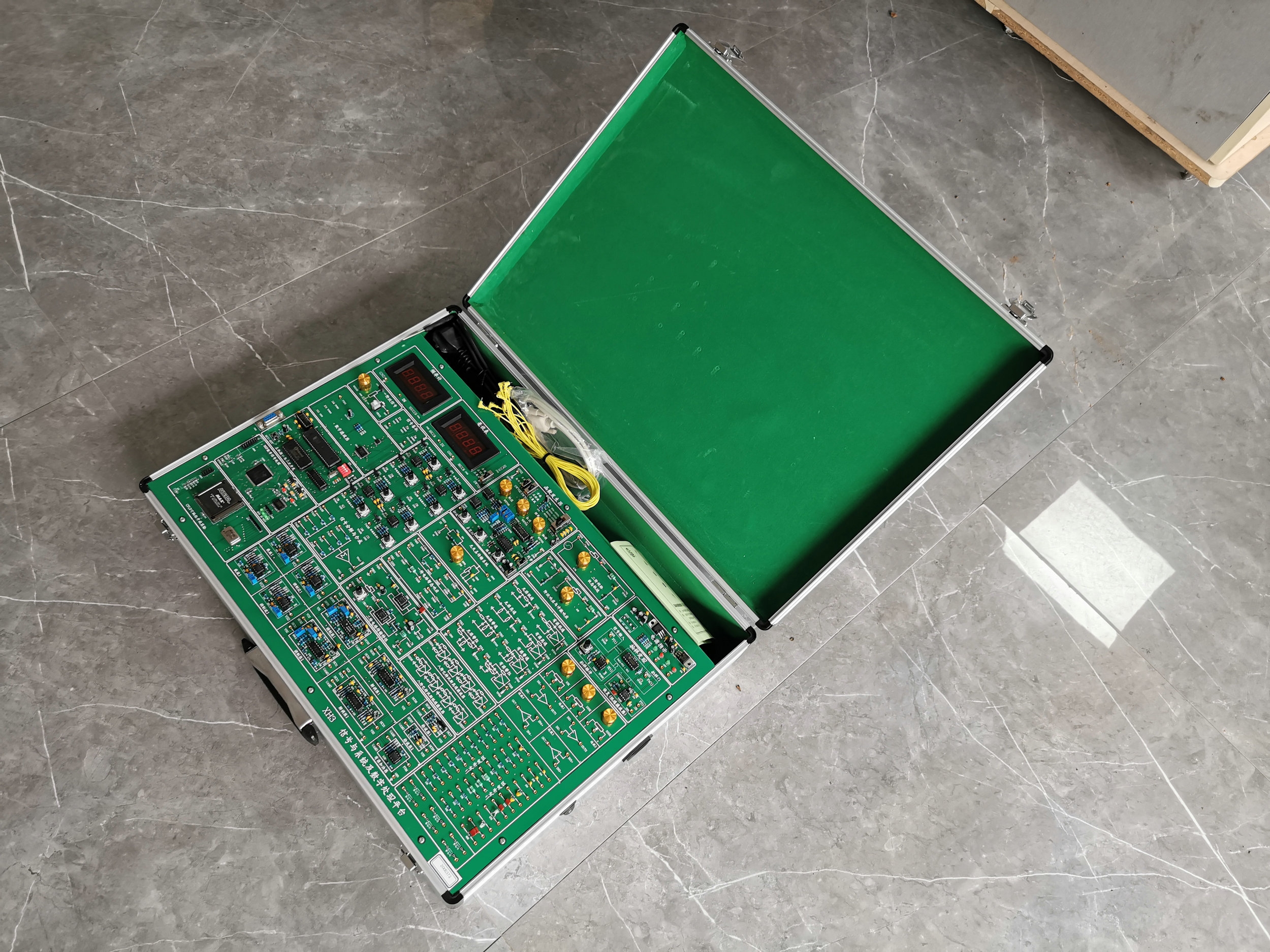 信號與系統(tǒng)及數(shù)字信號處理實驗箱