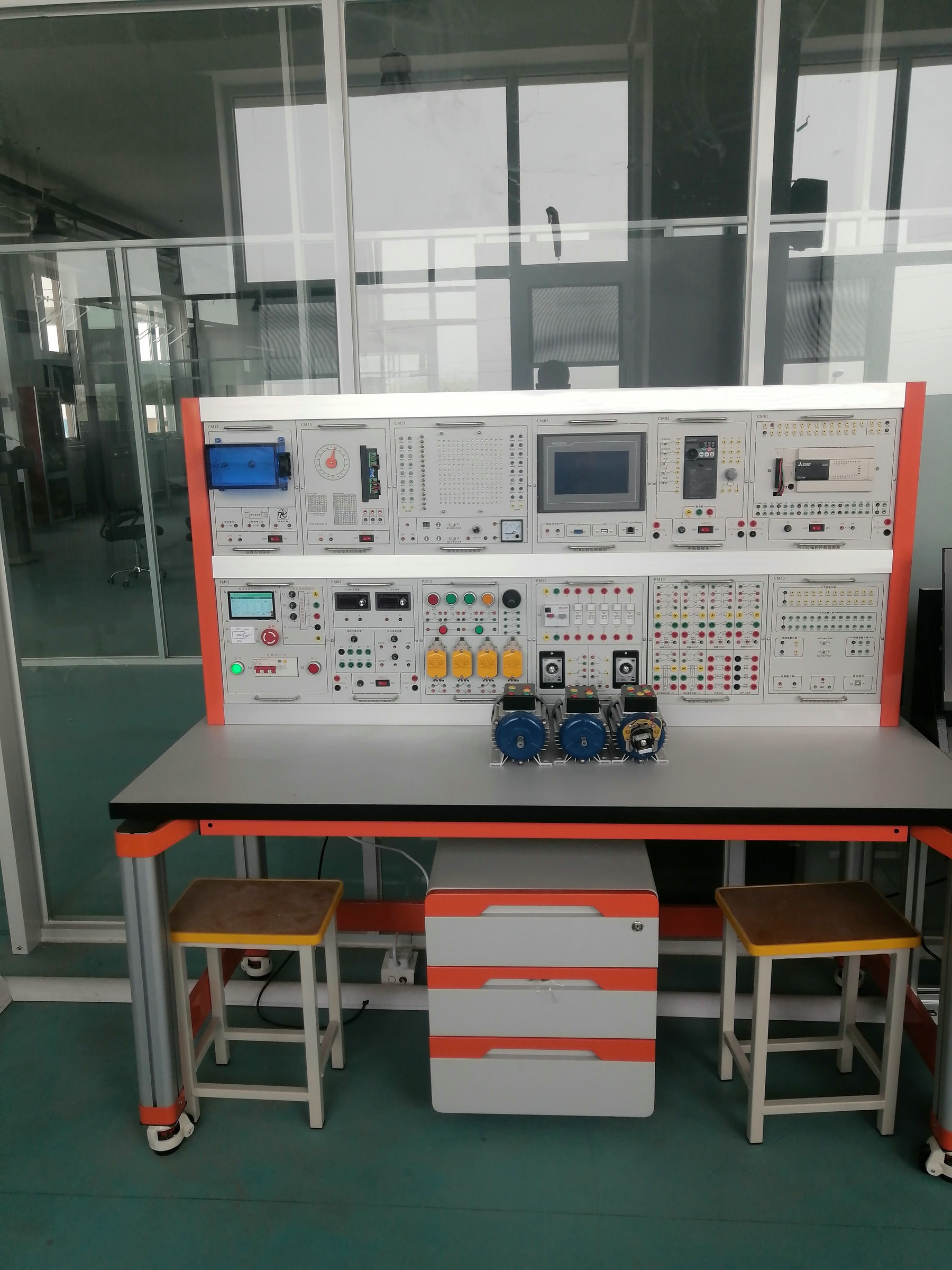智能型中高級維修電工實訓(xùn)裝置