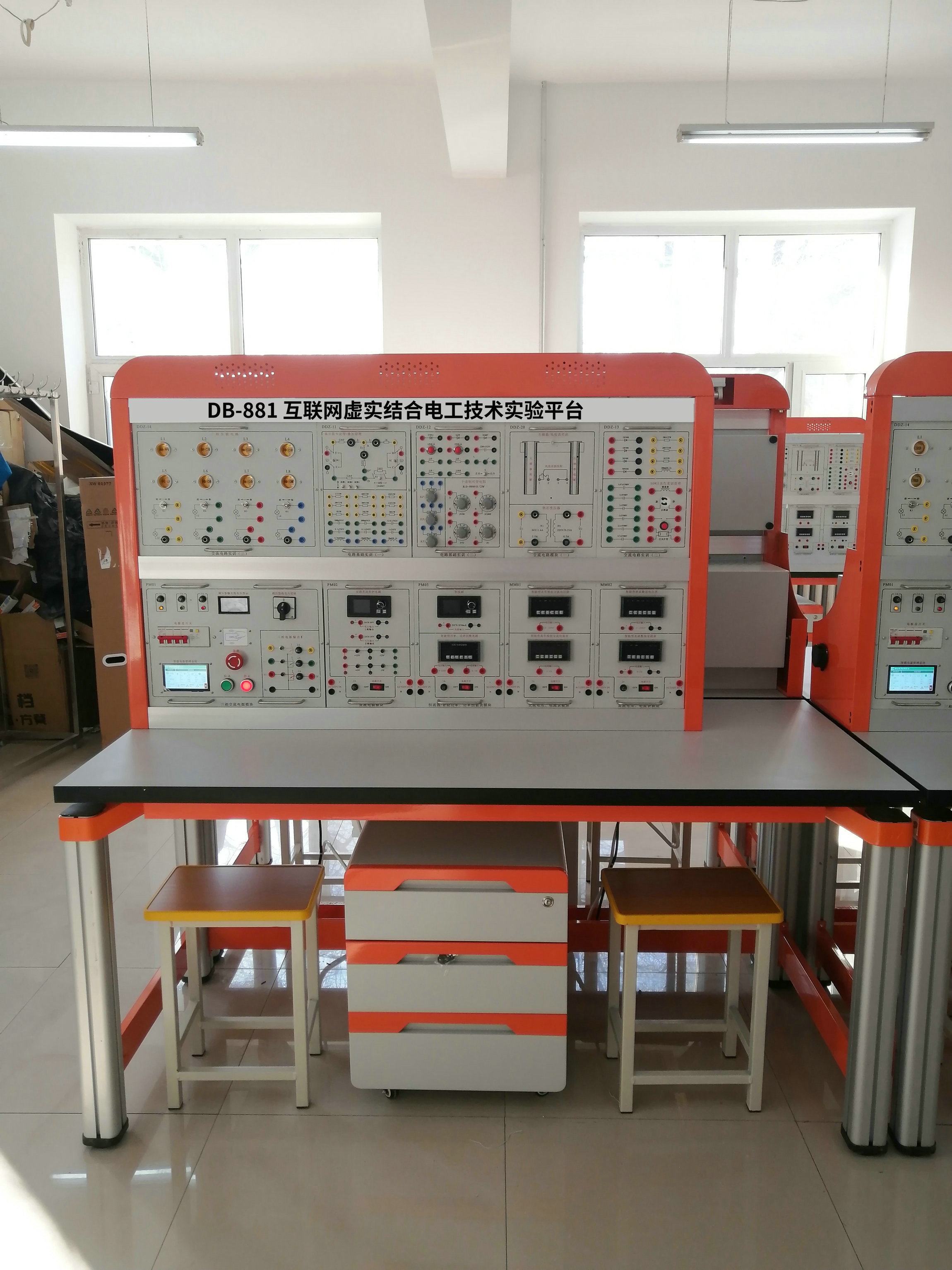 互聯(lián)網(wǎng)虛實結(jié)合電工技術(shù)實驗平臺