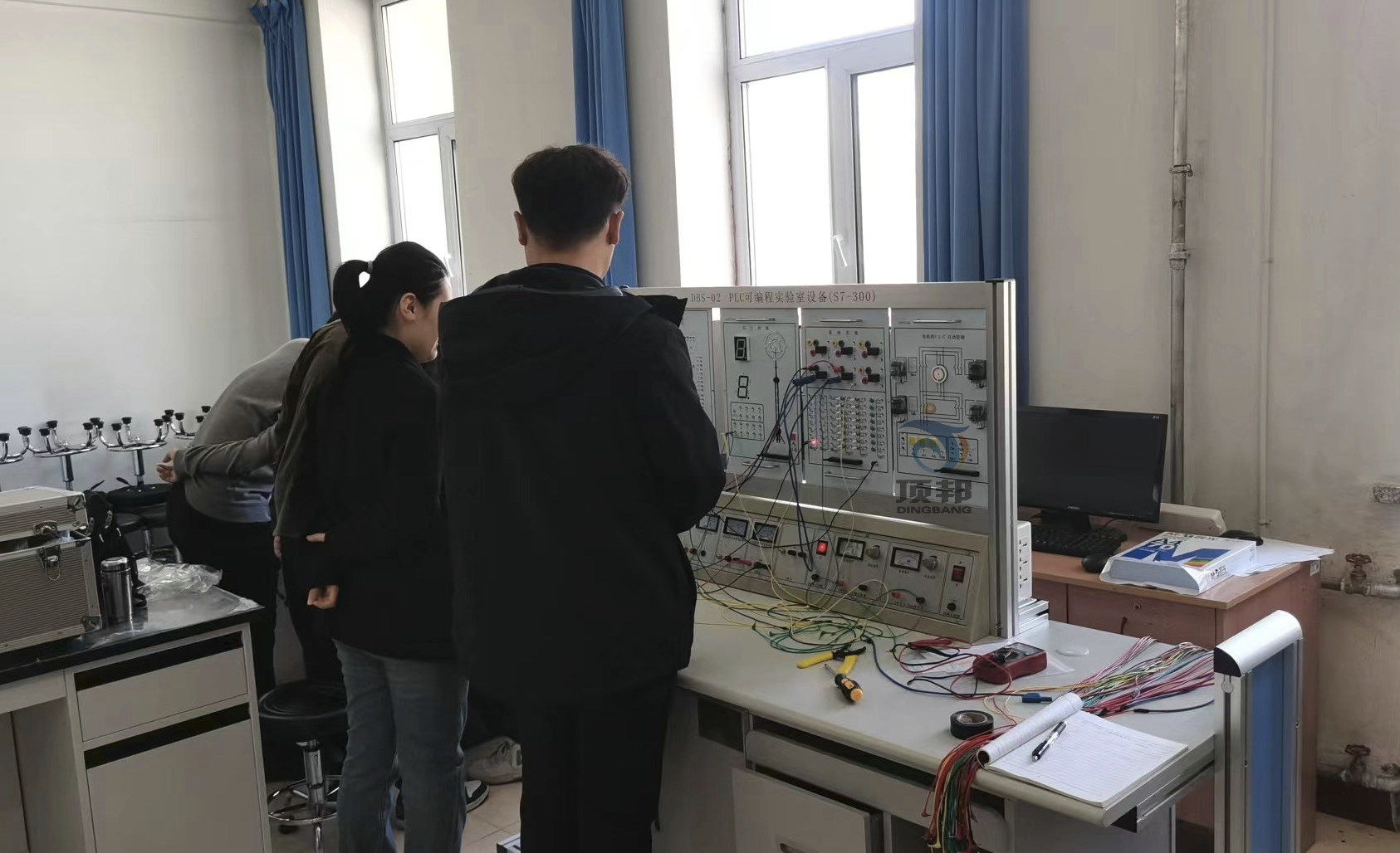 PLC可編程實驗室設(shè)備(S7-300)(圖4) PLC可編程實驗室設(shè)備(S7-300)