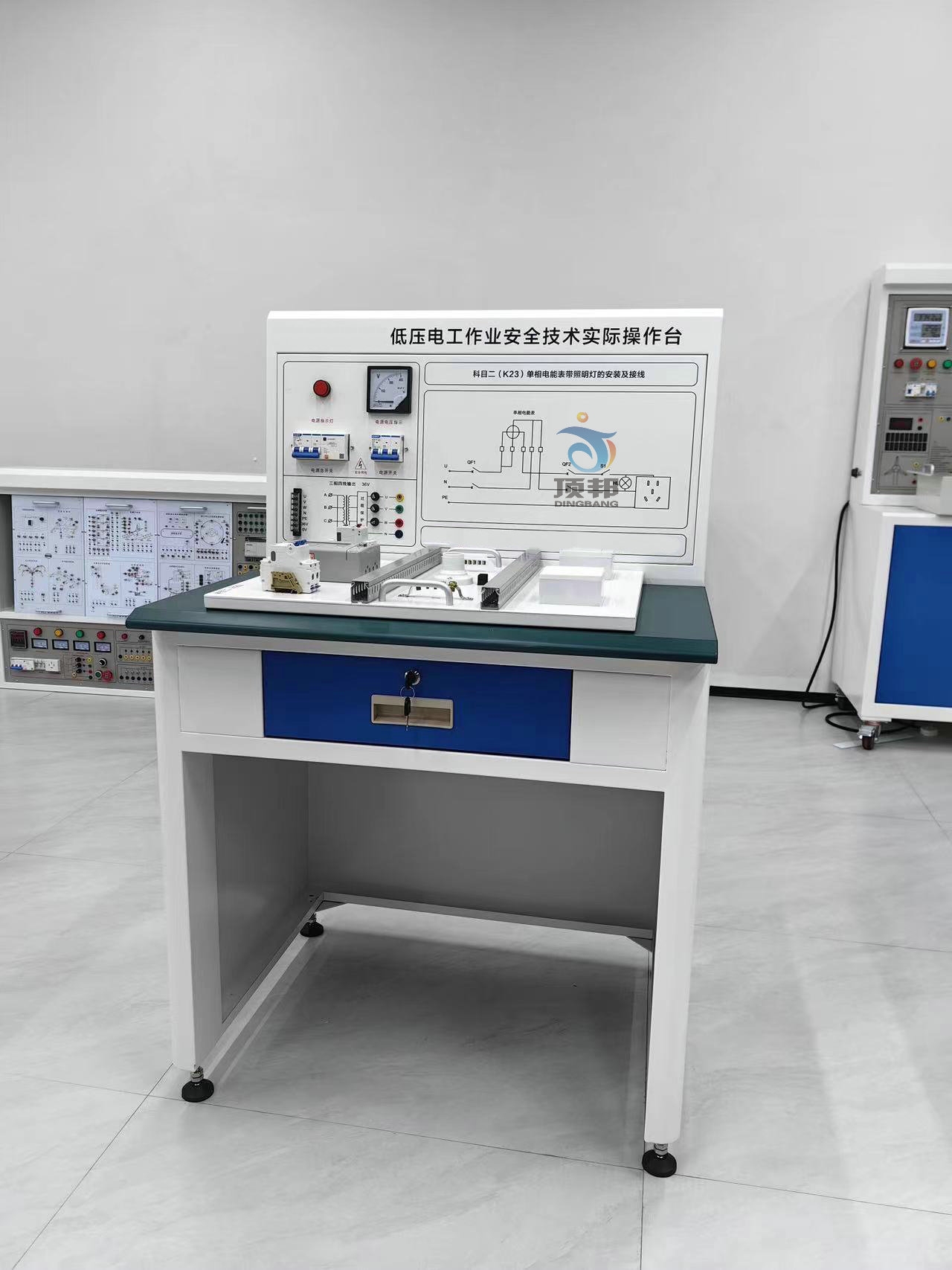 低壓電工作業(yè)安全技術(shù)實(shí)際操作臺(圖4) 低壓電工作業(yè)安全技術(shù)實(shí)際操作臺