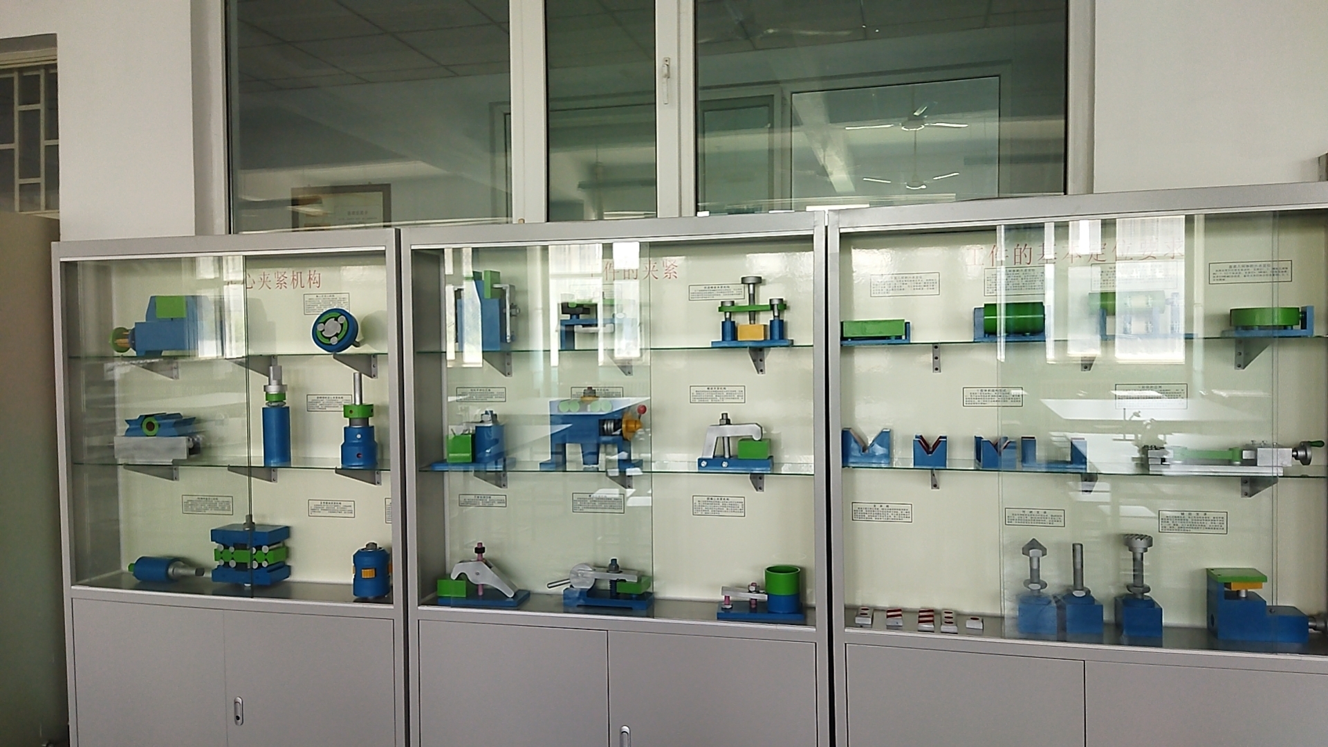 機(jī)床夾具設(shè)計陳列柜