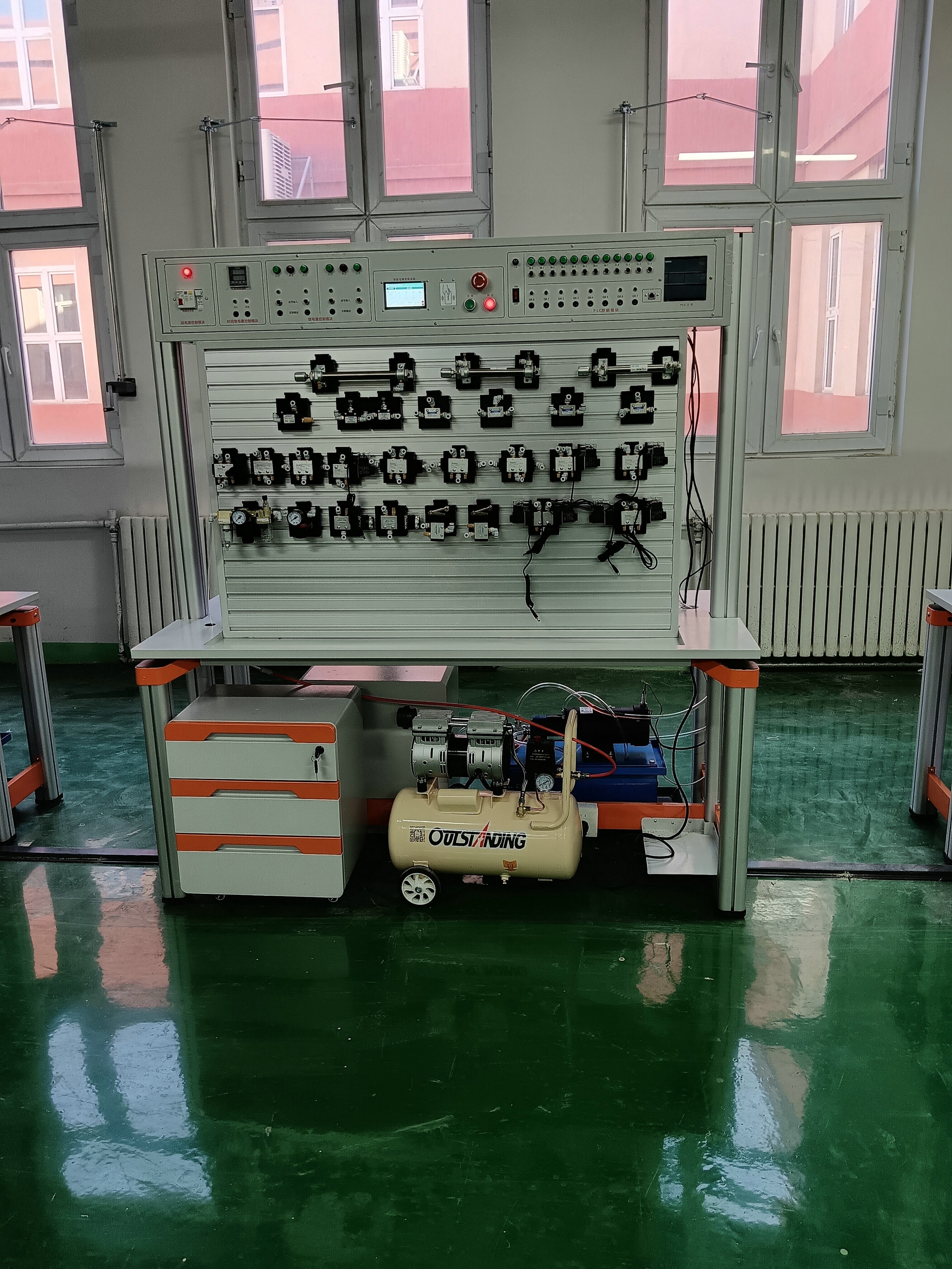 氣動(dòng)PLC控制教學(xué)實(shí)驗(yàn)臺(tái)(圖2) 氣動(dòng)PLC控制教學(xué)實(shí)驗(yàn)臺(tái)