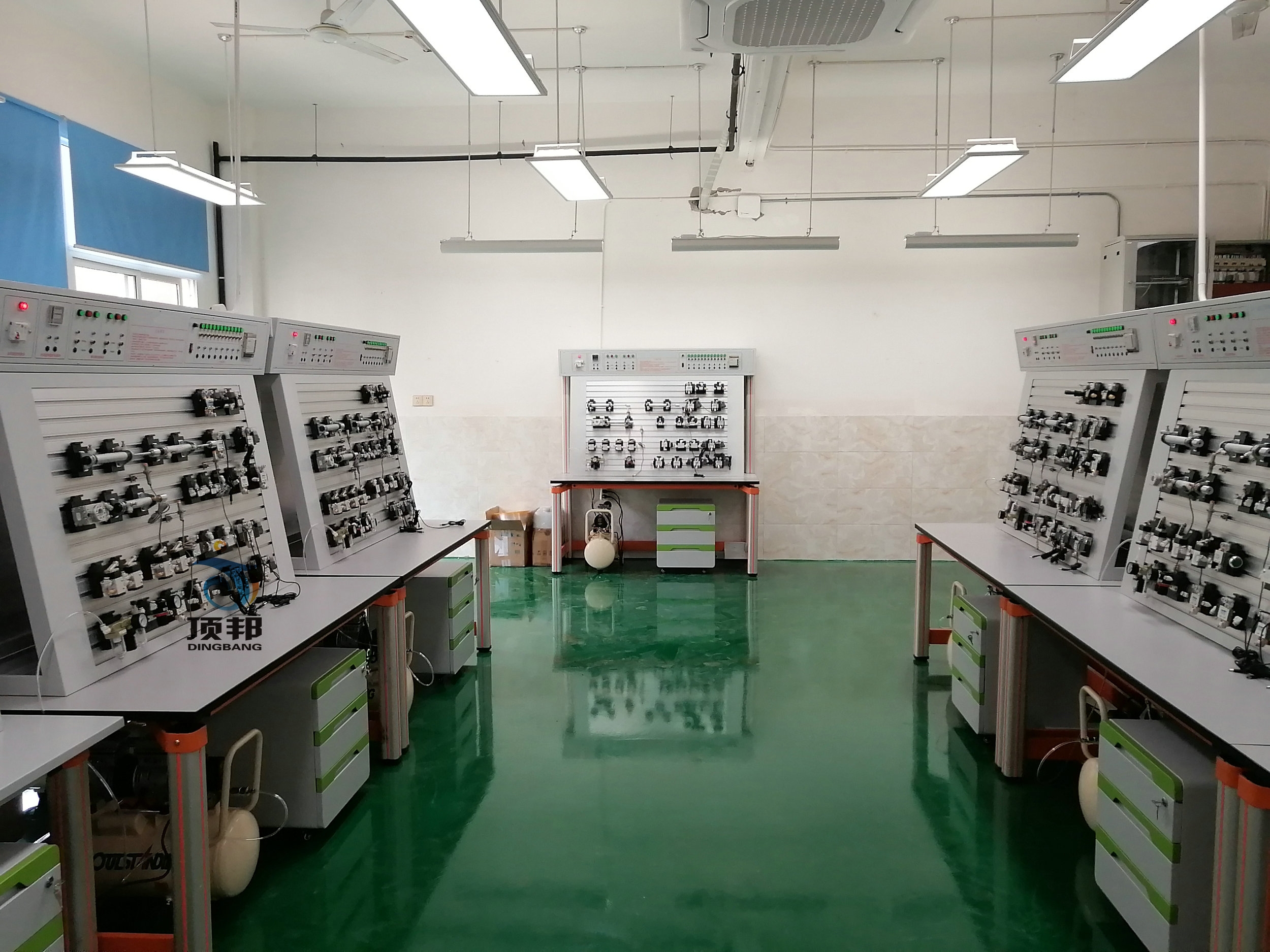 氣動(dòng)PLC控制教學(xué)實(shí)驗(yàn)臺(tái)(圖4) 氣動(dòng)PLC教學(xué)實(shí)驗(yàn)臺(tái)