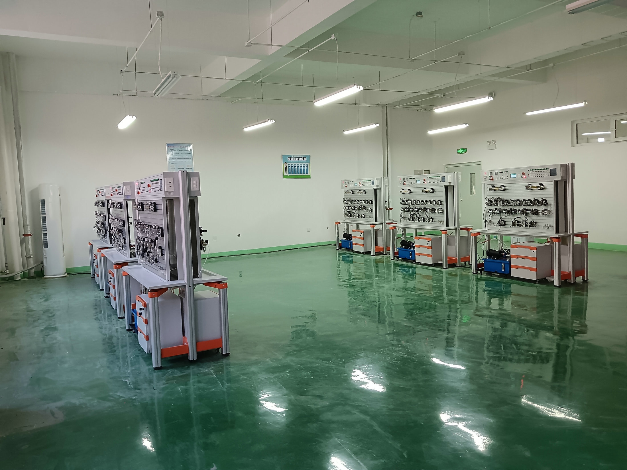 液壓氣動PLC控制綜合實訓(xùn)裝置(圖3) 液壓氣動PLC控制綜合實訓(xùn)裝置