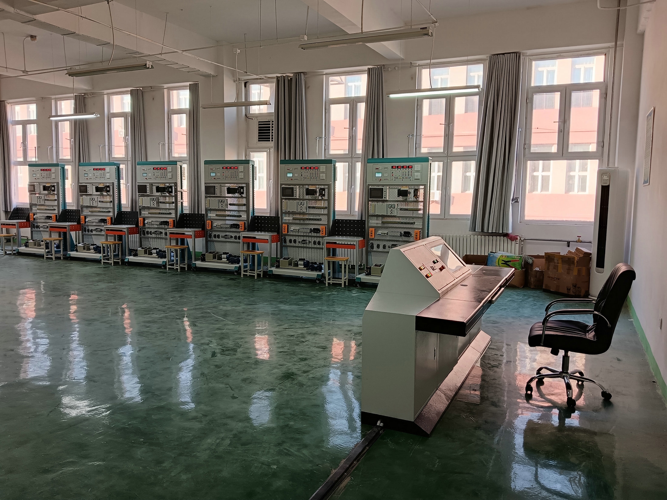 PLC技術(shù)實訓裝置(圖2) PLC技術(shù)實訓裝置