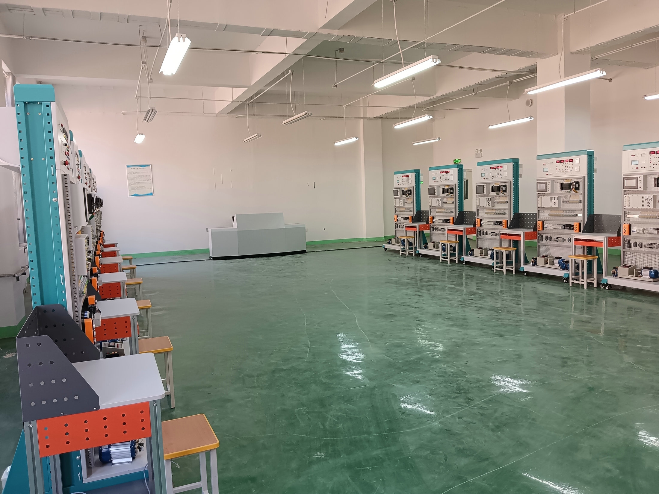 PLC技術(shù)實訓裝置(圖3) PLC技術(shù)實訓裝置