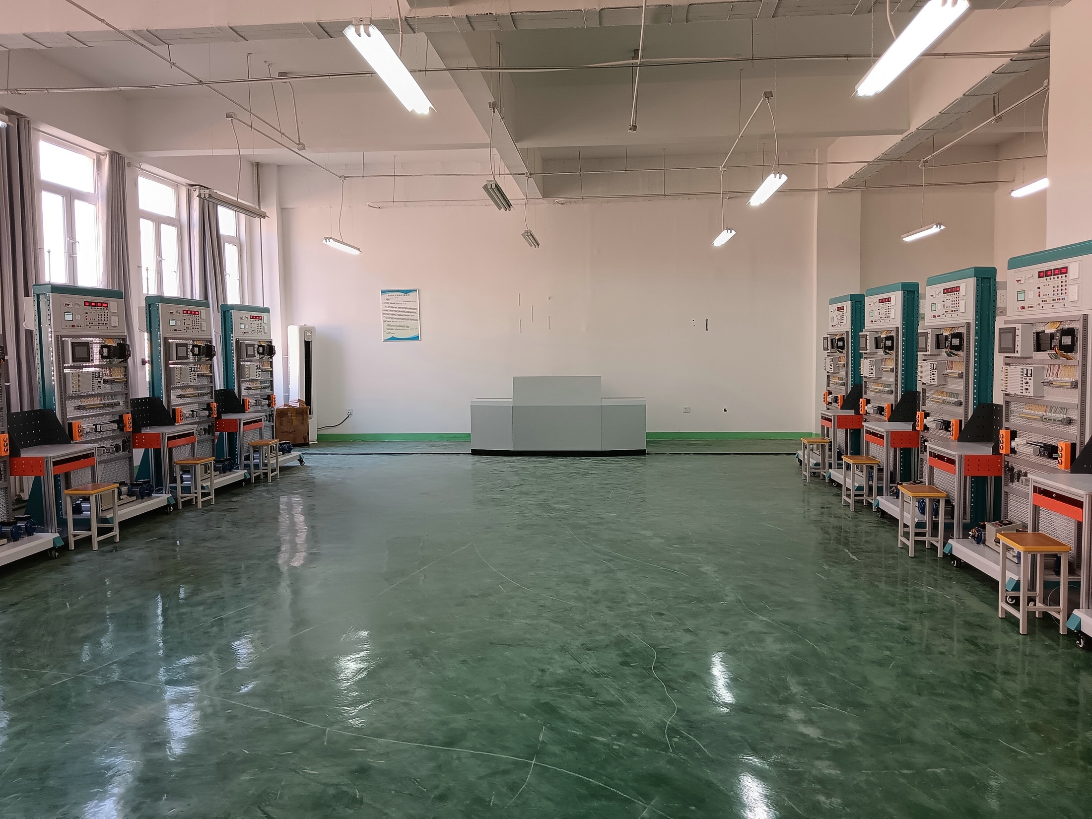 PLC技術(shù)實訓裝置(圖4) PLC技術(shù)實訓裝置