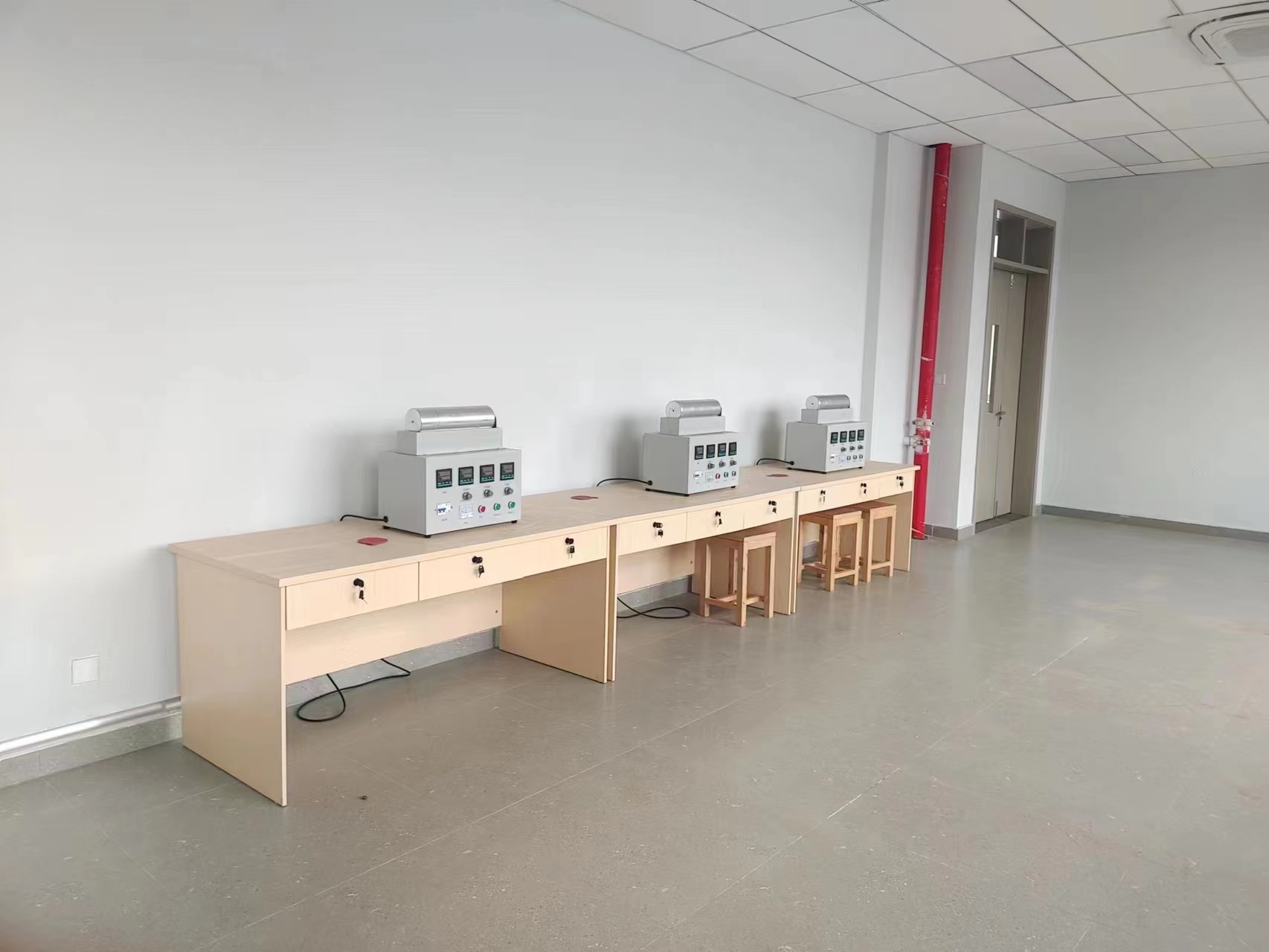 中溫法向輻射率測(cè)量?jī)x(圖2) 中溫法向輻射率測(cè)量?jī)x