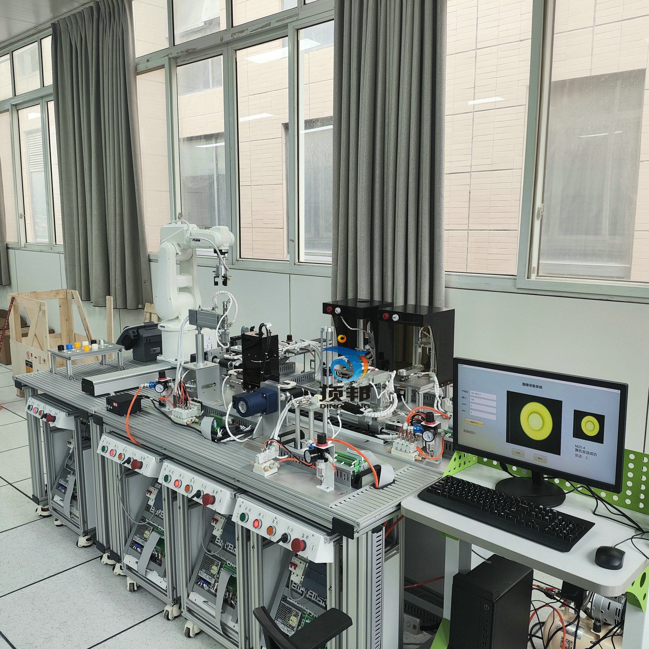 智能工業(yè)機(jī)器人實(shí)訓(xùn)平臺(tái)