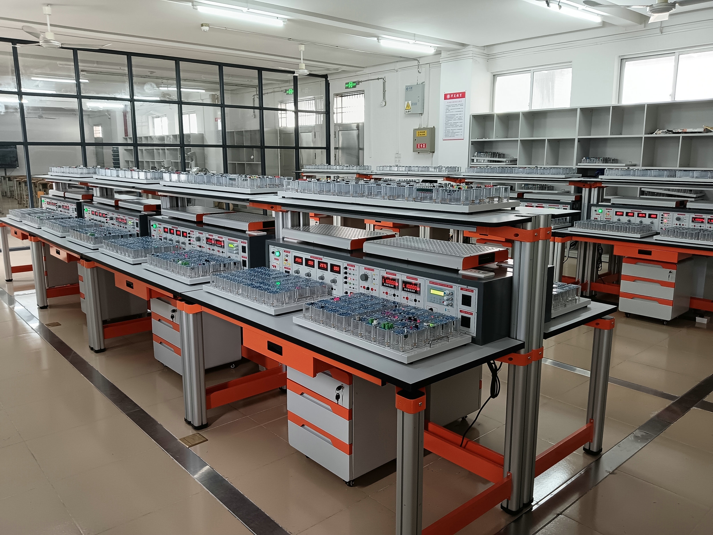 電子技術(shù)綜合應(yīng)用創(chuàng)新實訓考核裝置