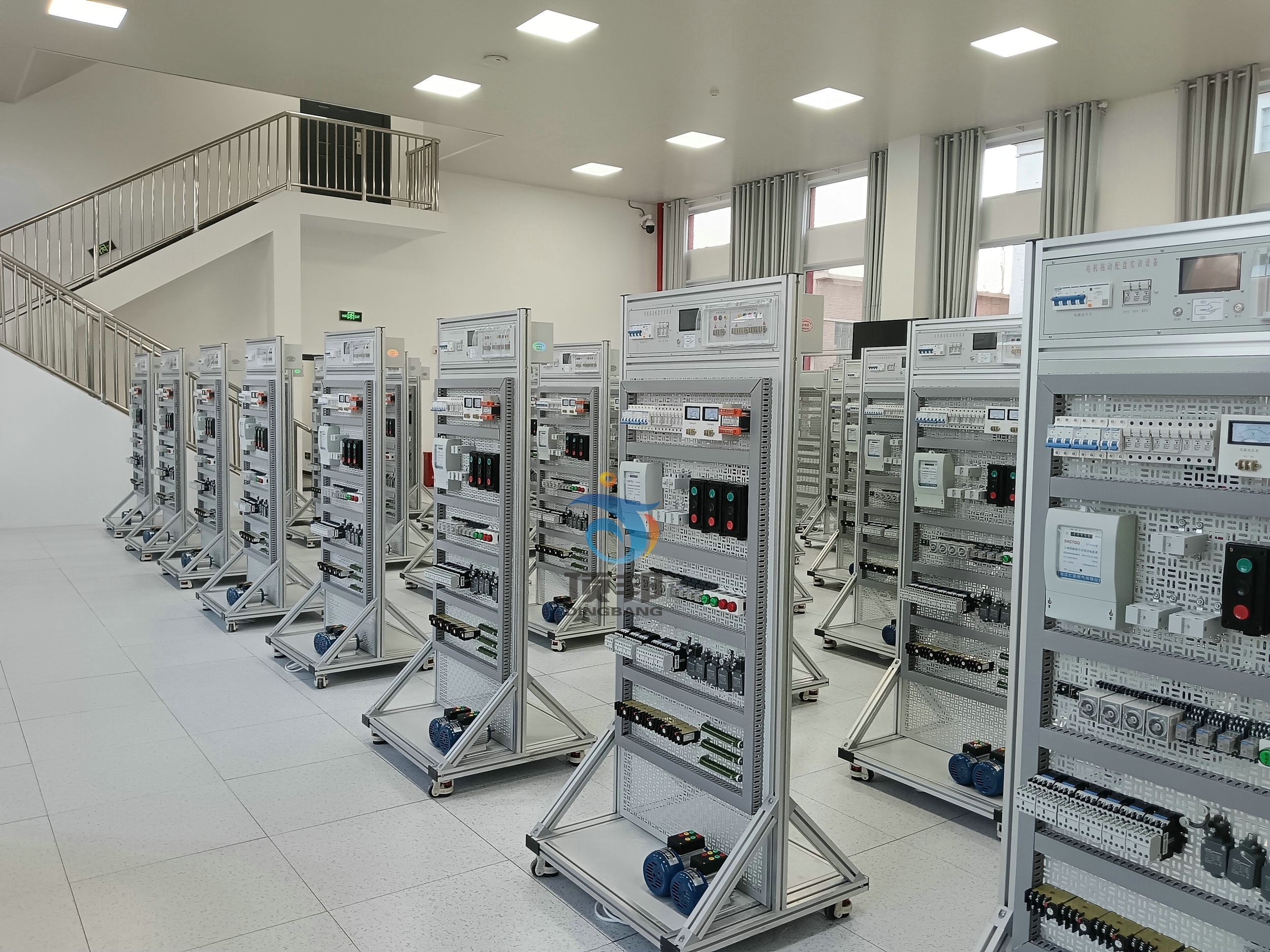 電機(jī)拖動配盤實(shí)訓(xùn)設(shè)備