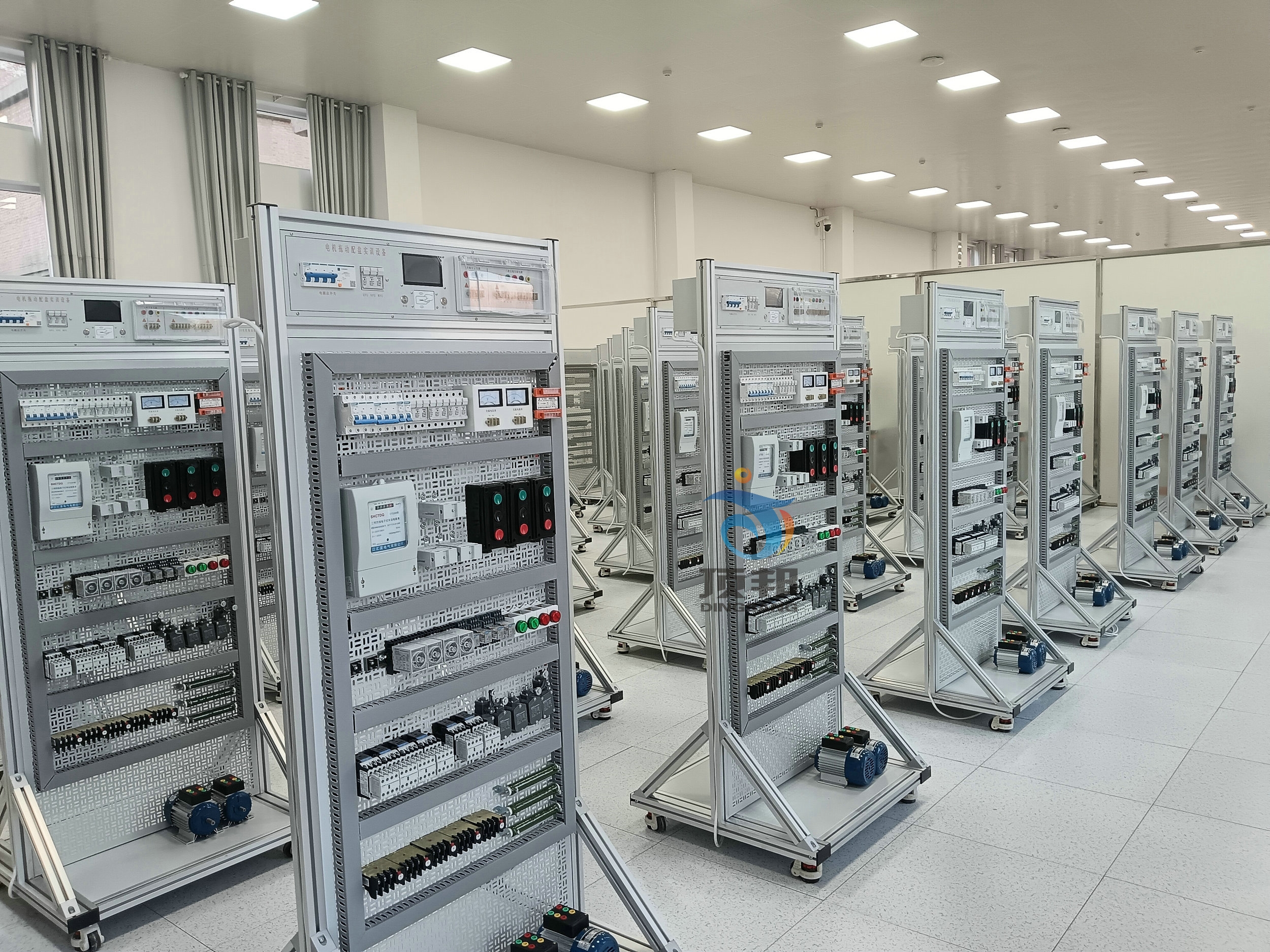 電機拖動配盤實訓(xùn)設(shè)備